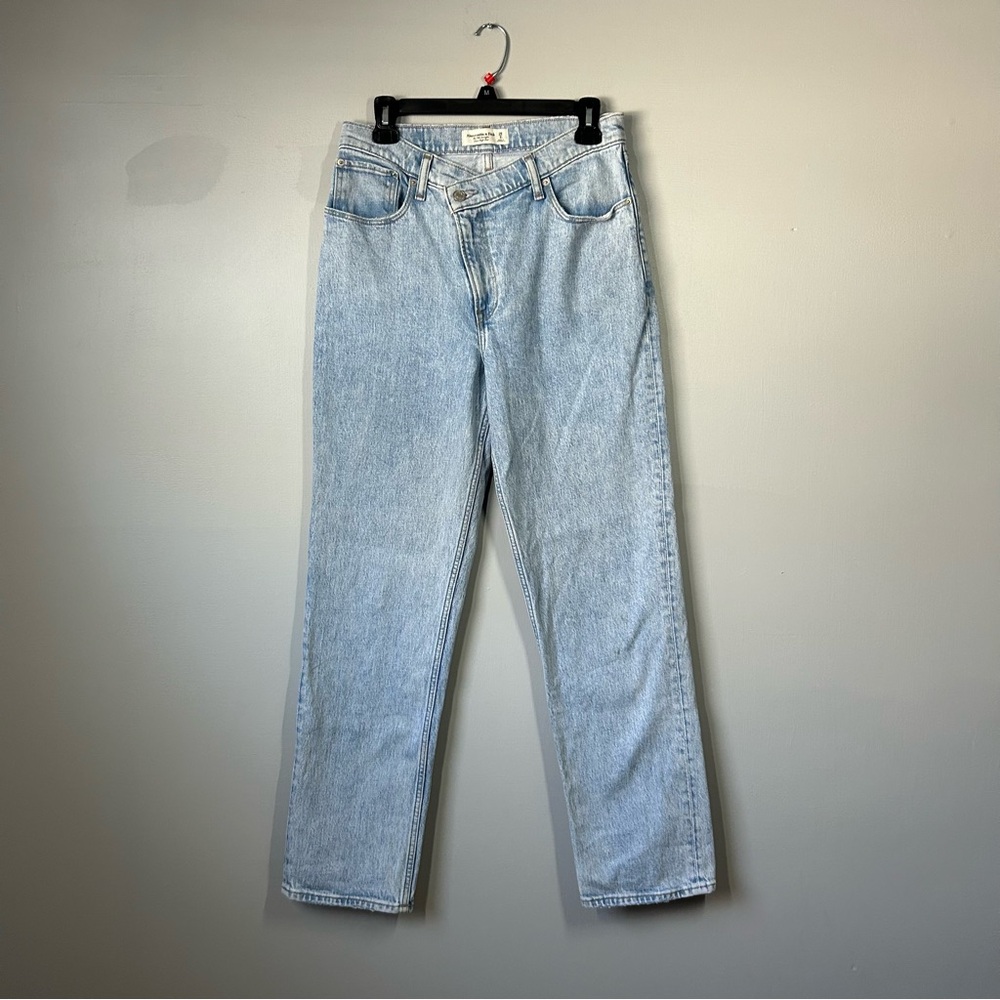 Abercrombie and fitch size 6 90s straight ultra high rise cross over button